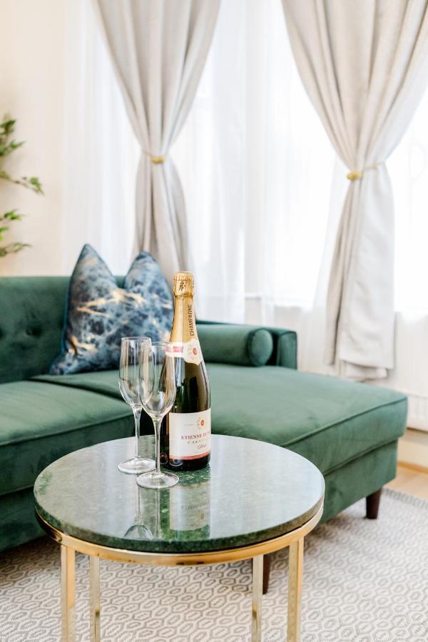 Elegant Kensington Apartment With Patio London Exterior foto